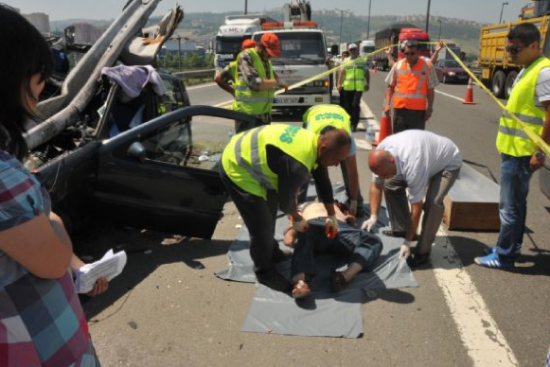 Bariyerler otomobile ok gibi saplandı 5