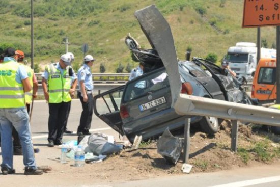 Bariyerler otomobile ok gibi saplandı 6