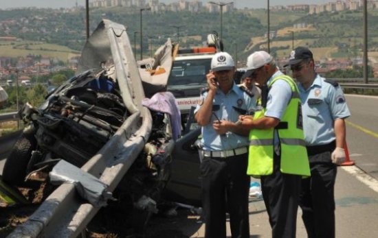 Bariyerler otomobile ok gibi saplandı 7