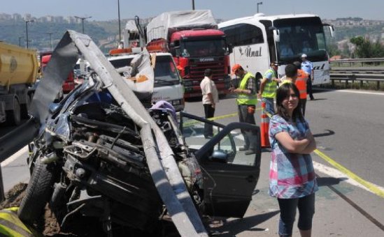 Bariyerler otomobile ok gibi saplandı 8