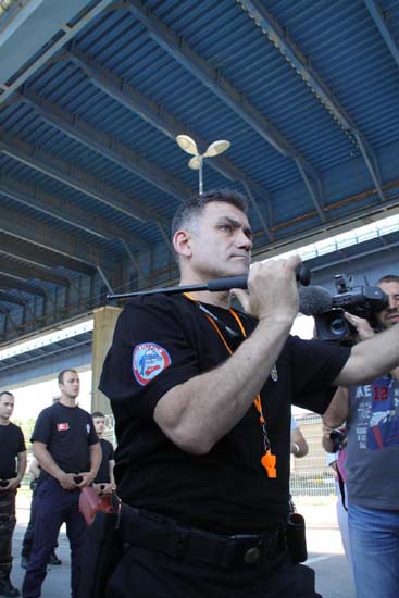 Bu cop sesle korkutacak 12