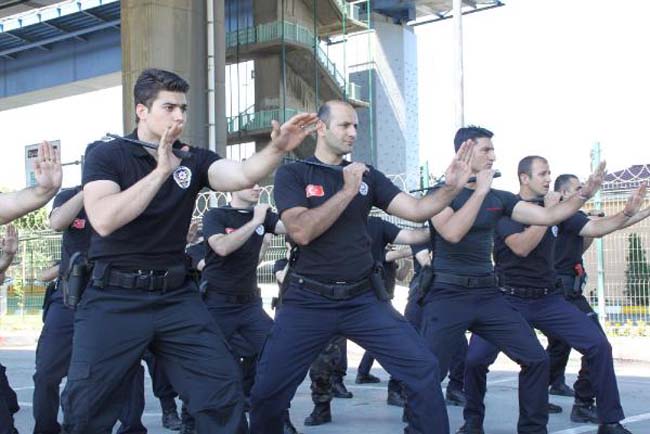 Bu cop sesle korkutacak 8
