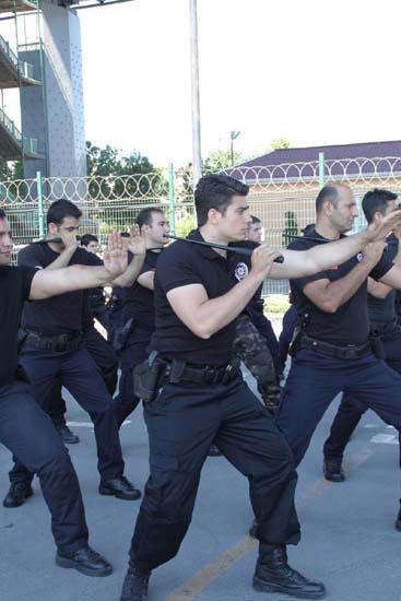 Bu cop sesle korkutacak 9