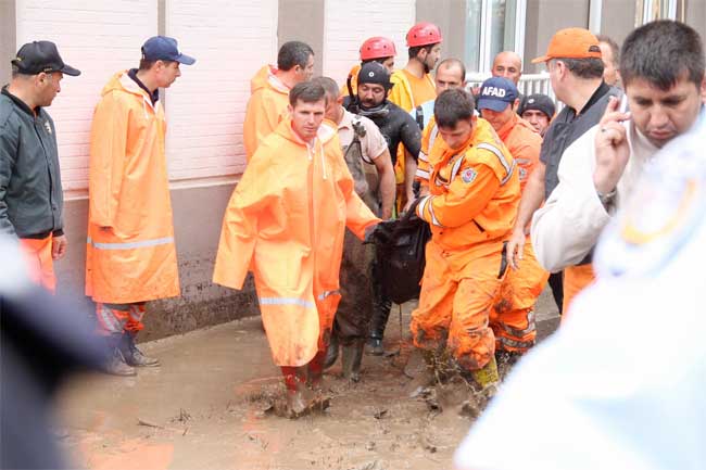 Cesetleri evden dalgıç çıkardı 3