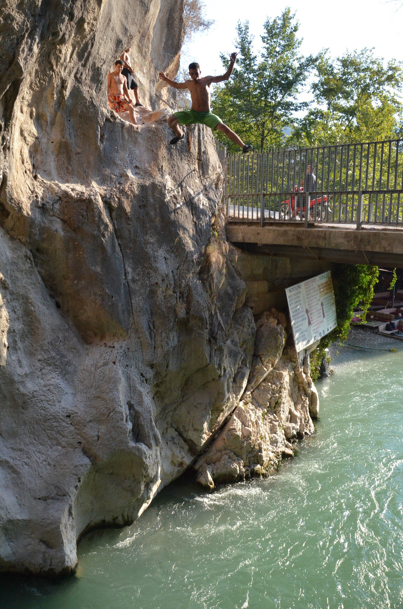 Turistlerden Fethiye Saklıkent Kanyonu'nda sınır tanımıyan atlayışlar 7