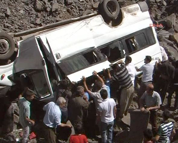 Askeri araç şarampole yuvarlandı! 1