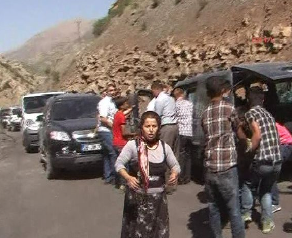 Askeri araç şarampole yuvarlandı! 11