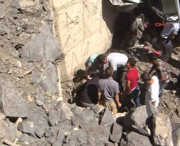 Askeri araç şarampole yuvarlandı! 12