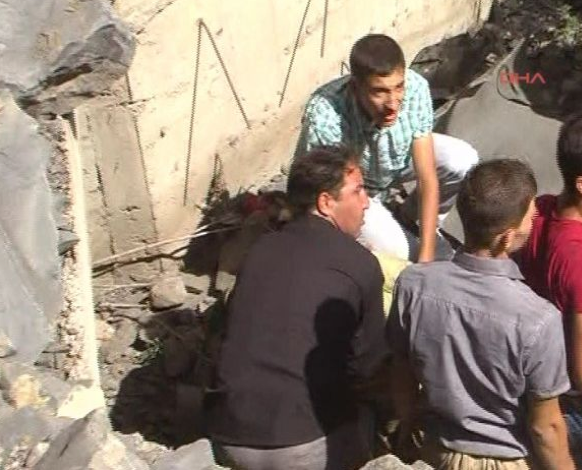 Askeri araç şarampole yuvarlandı! 13
