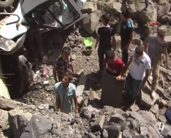 Askeri araç şarampole yuvarlandı! 14