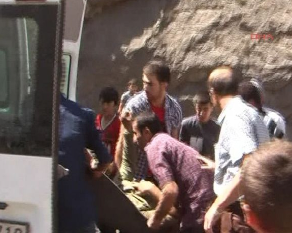 Askeri araç şarampole yuvarlandı! 15