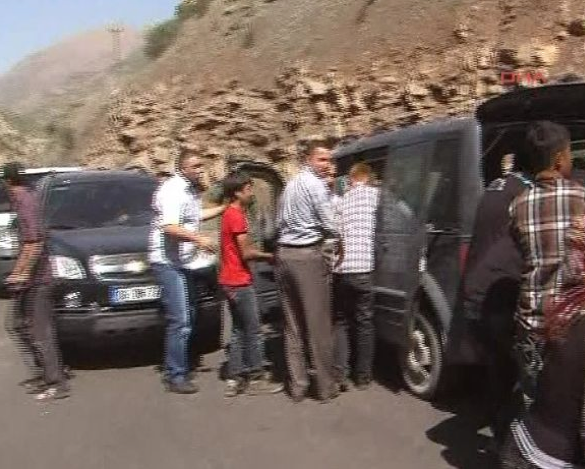 Askeri araç şarampole yuvarlandı! 16