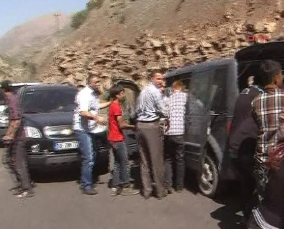 Askeri araç şarampole yuvarlandı! 17