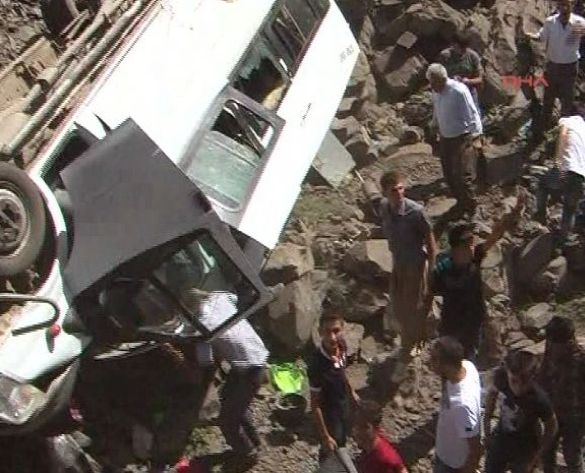 Askeri araç şarampole yuvarlandı! 20