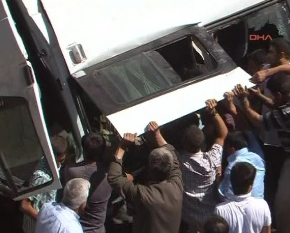 Askeri araç şarampole yuvarlandı! 21