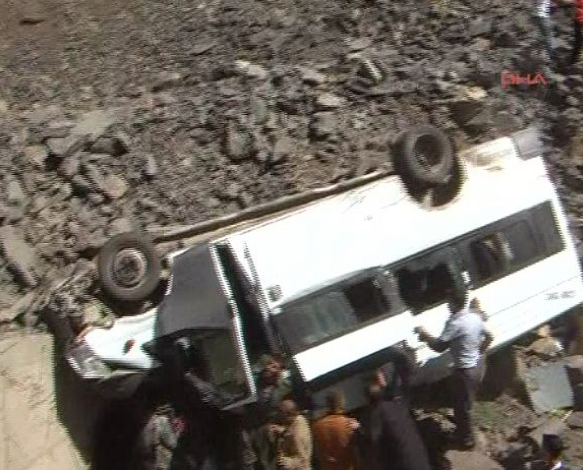 Askeri araç şarampole yuvarlandı! 22