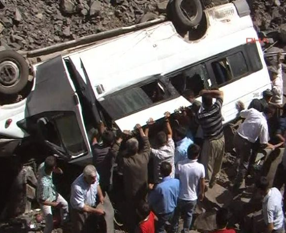 Askeri araç şarampole yuvarlandı! 23