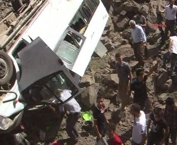 Askeri araç şarampole yuvarlandı! 26