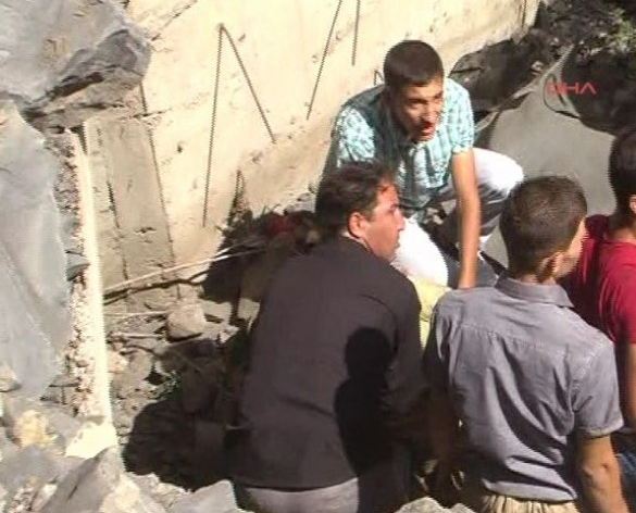 Askeri araç şarampole yuvarlandı! 28