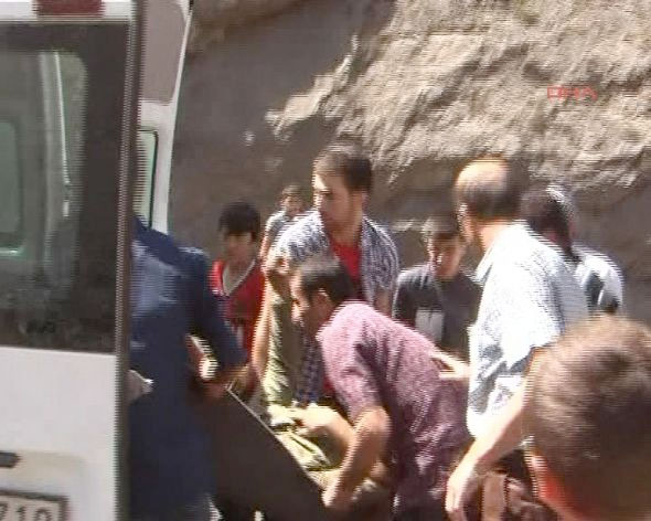 Askeri araç şarampole yuvarlandı! 8
