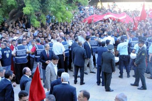 Bakanlara pet şişeli protesto 10