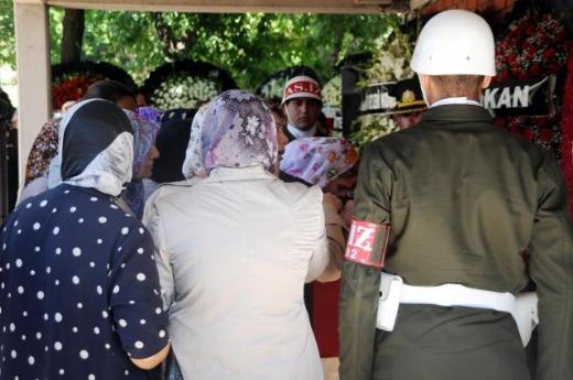 Bakanlara pet şişeli protesto 11