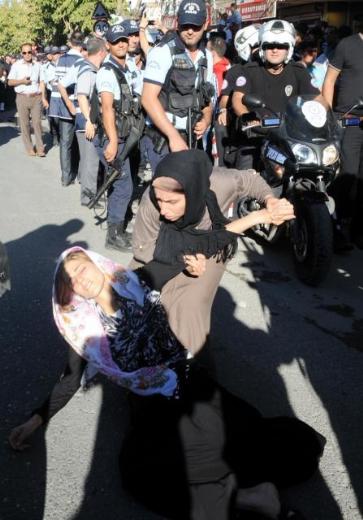 Bakanlara pet şişeli protesto 12