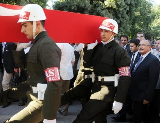Bakanlara pet şişeli protesto 14