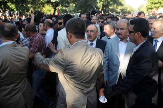 Bakanlara pet şişeli protesto 15