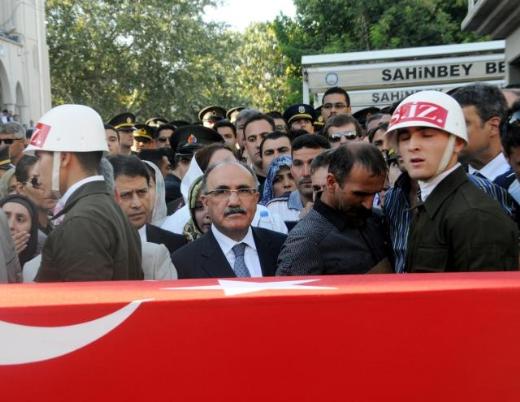 Bakanlara pet şişeli protesto 16