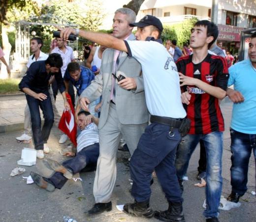 Bakanlara pet şişeli protesto 17