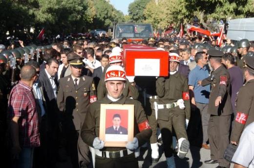 Bakanlara pet şişeli protesto 2