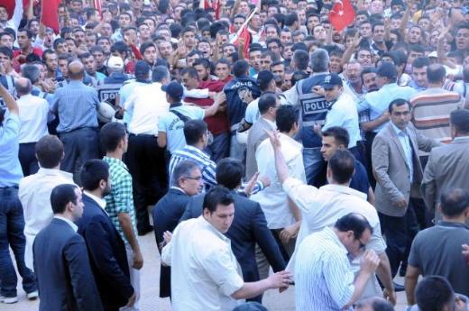 Bakanlara pet şişeli protesto 20