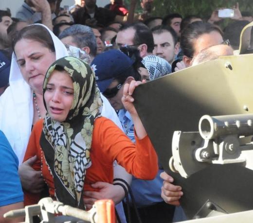 Bakanlara pet şişeli protesto 21