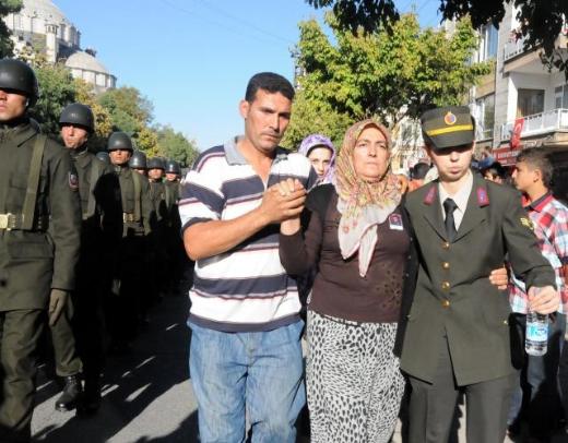 Bakanlara pet şişeli protesto 22