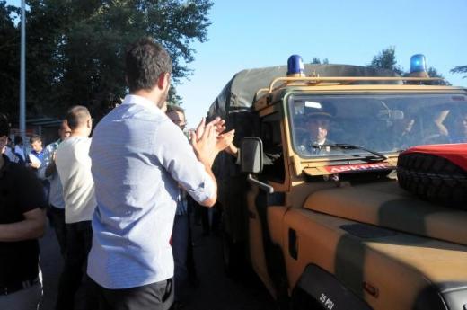 Bakanlara pet şişeli protesto 25