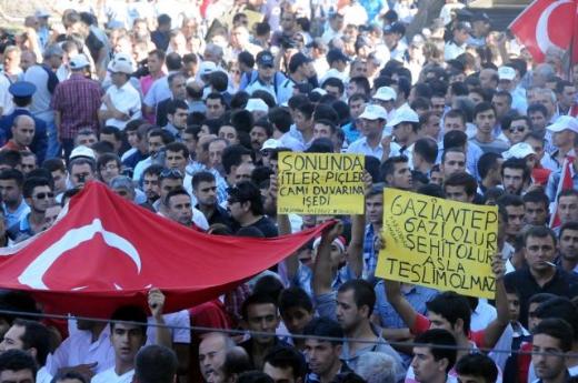 Bakanlara pet şişeli protesto 26