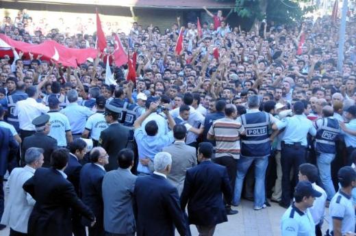 Bakanlara pet şişeli protesto 27