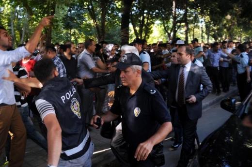 Bakanlara pet şişeli protesto 28