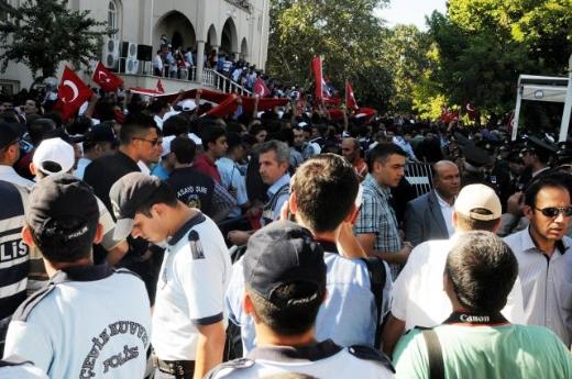 Bakanlara pet şişeli protesto 29