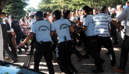 Bakanlara pet şişeli protesto 32