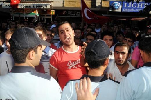 Bakanlara pet şişeli protesto 33