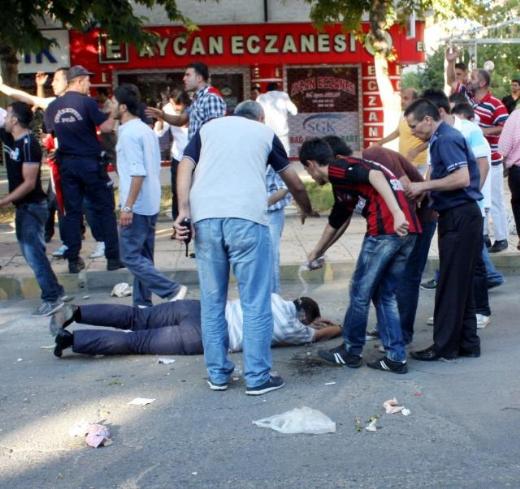 Bakanlara pet şişeli protesto 34
