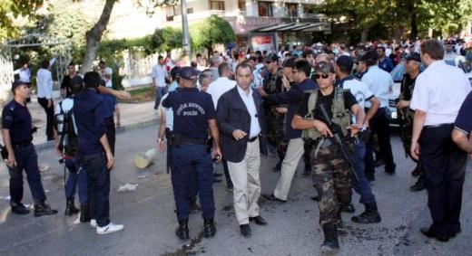 Bakanlara pet şişeli protesto 35