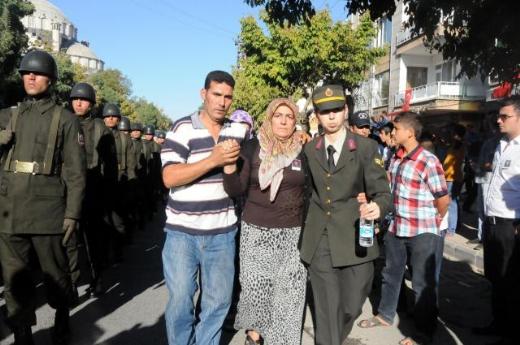 Bakanlara pet şişeli protesto 37