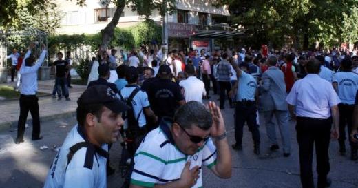 Bakanlara pet şişeli protesto 38