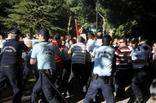 Bakanlara pet şişeli protesto 41