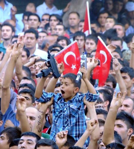Bakanlara pet şişeli protesto 46