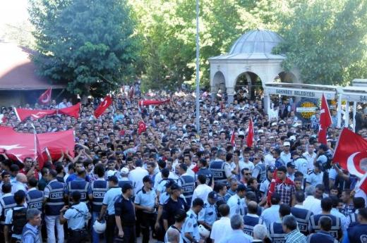 Bakanlara pet şişeli protesto 47