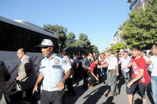 Bakanlara pet şişeli protesto 48